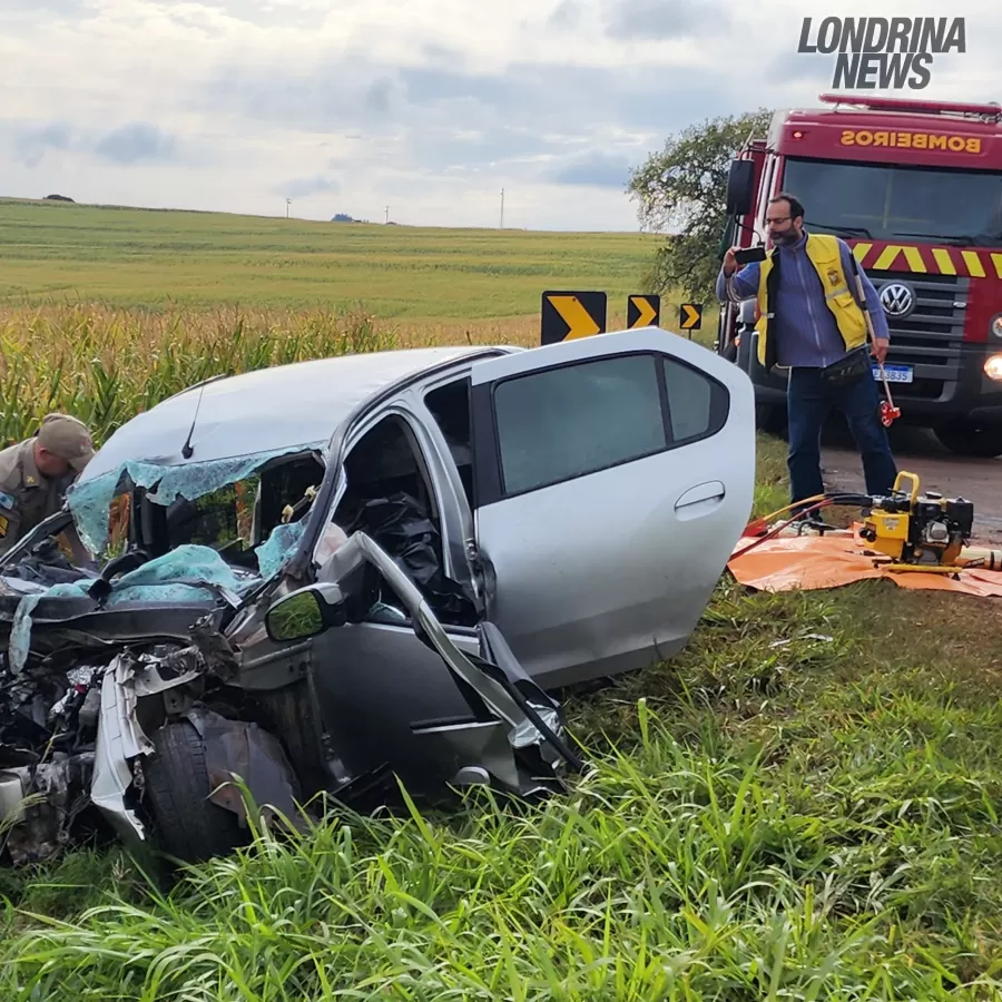 PASSAGEIRO MORRE E MOTORISTA FICA FERIDO APÓS BATIDA ENTRE CARRO E CAMINHÃO NA PR EM CAMBÉ