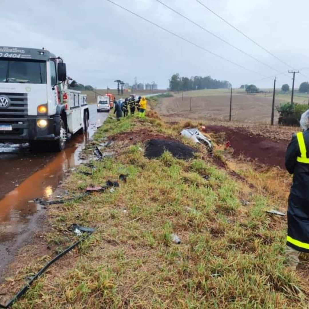 TRÊS PESSOAS DE UMA MESMA FAMÍLIA MORRE EM GRAVE ACIDENTE NA BR-369, EM UBIRATÃ 