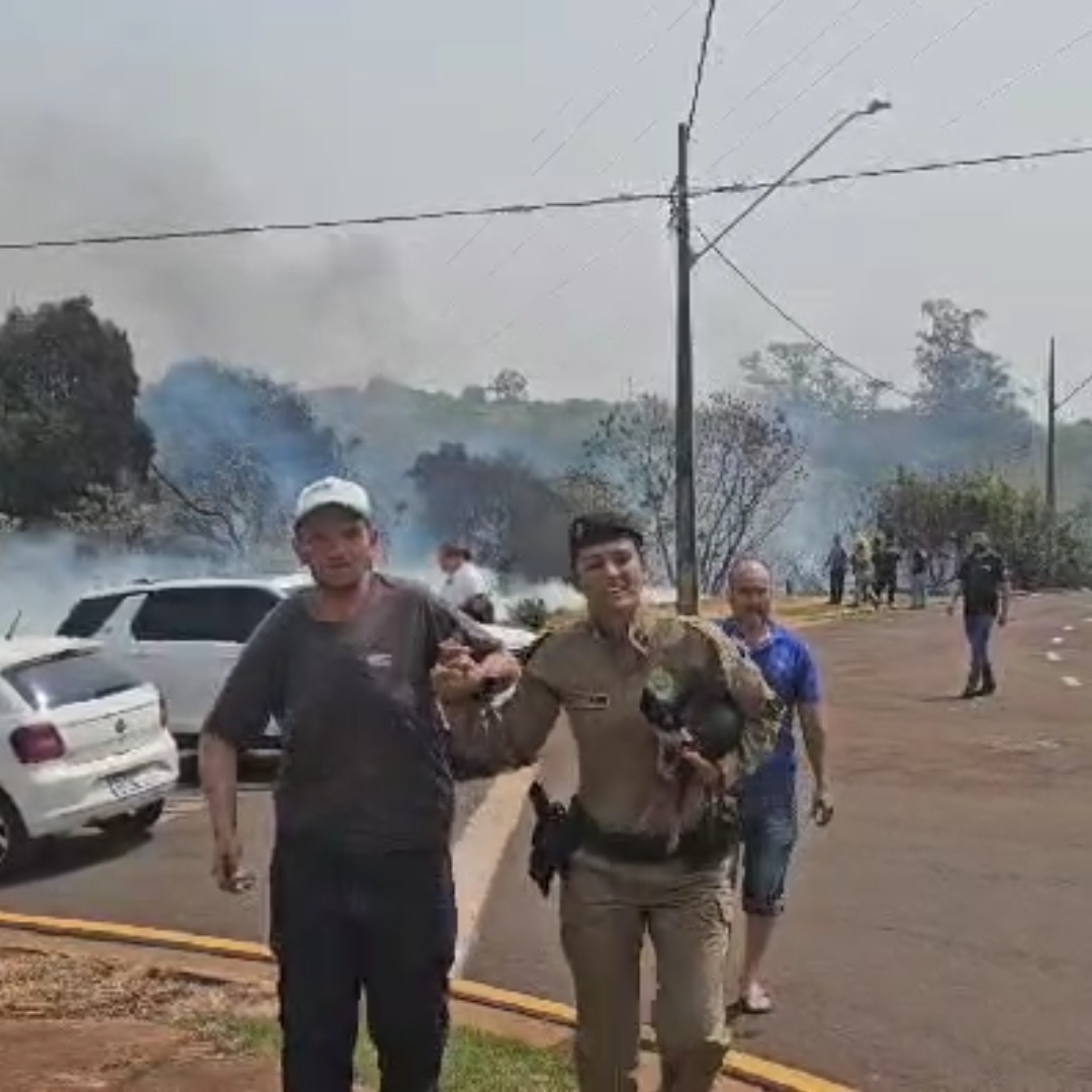 POLÍCIA MILITAR RESGATA IDOSA DURANTE INCÊNDIO EM CHÁCARA NA ZONA LESTE DE LONDRINA 