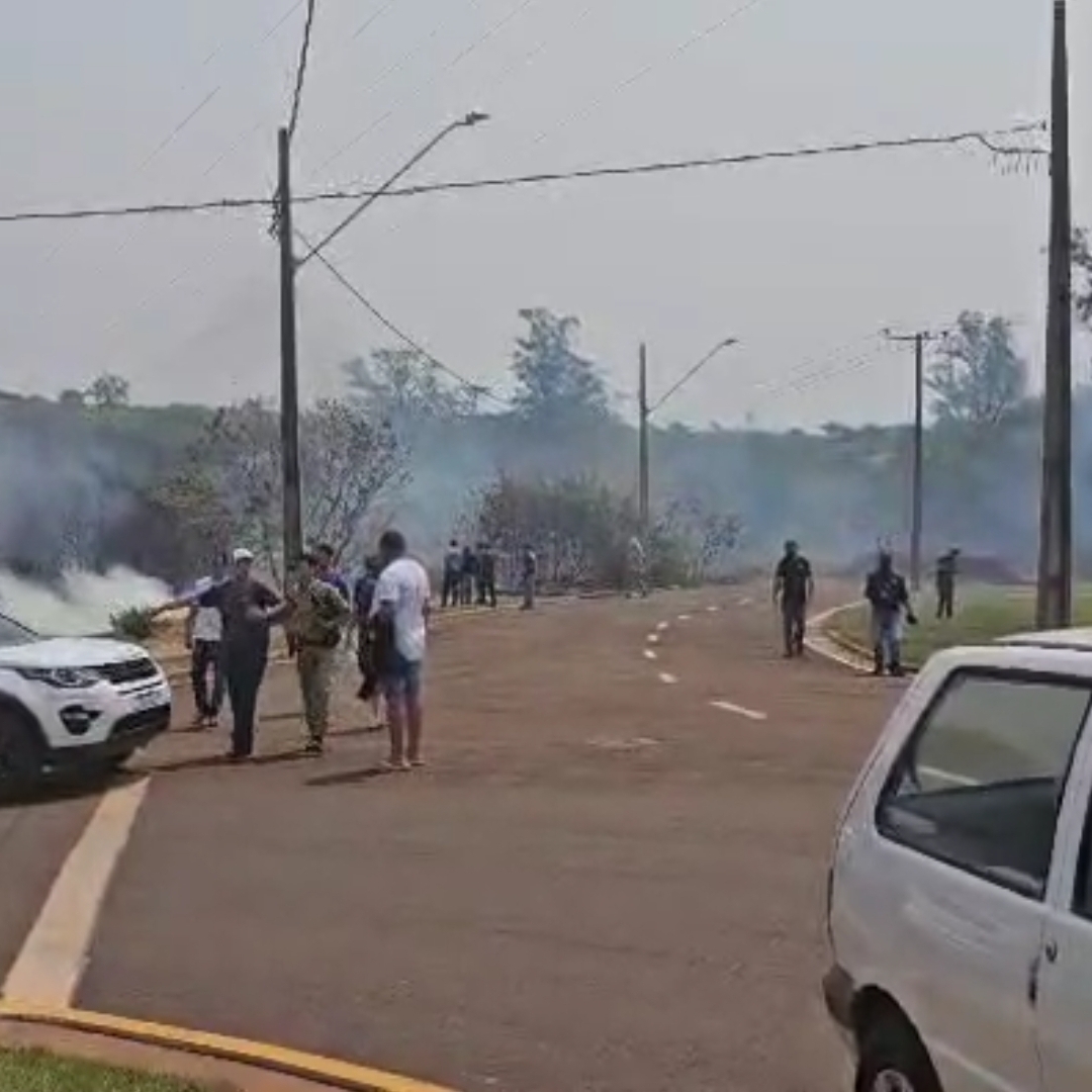 POLÍCIA MILITAR RESGATA IDOSA DURANTE INCÊNDIO EM CHÁCARA NA ZONA LESTE DE LONDRINA 