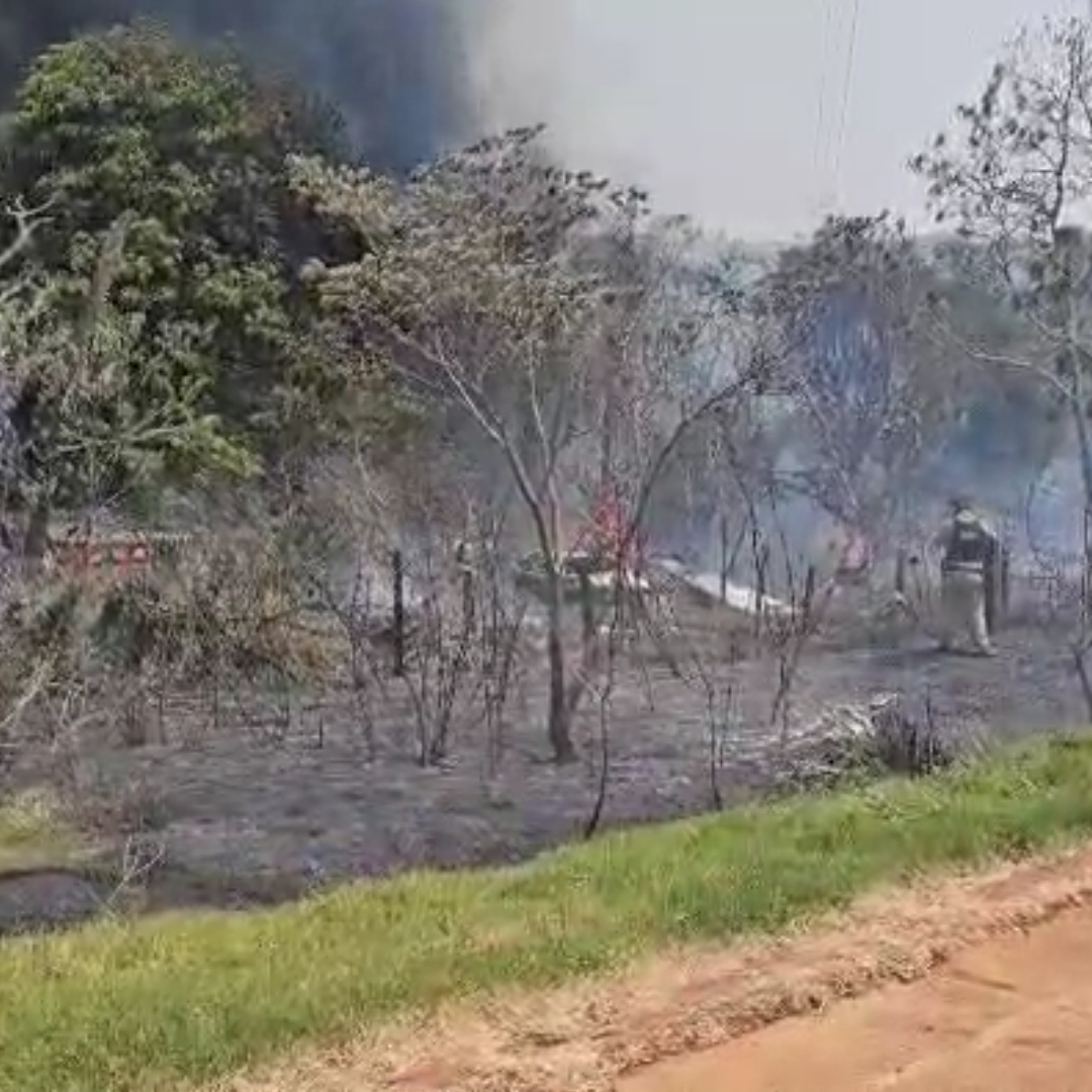 POLÍCIA MILITAR RESGATA IDOSA DURANTE INCÊNDIO EM CHÁCARA NA ZONA LESTE DE LONDRINA 