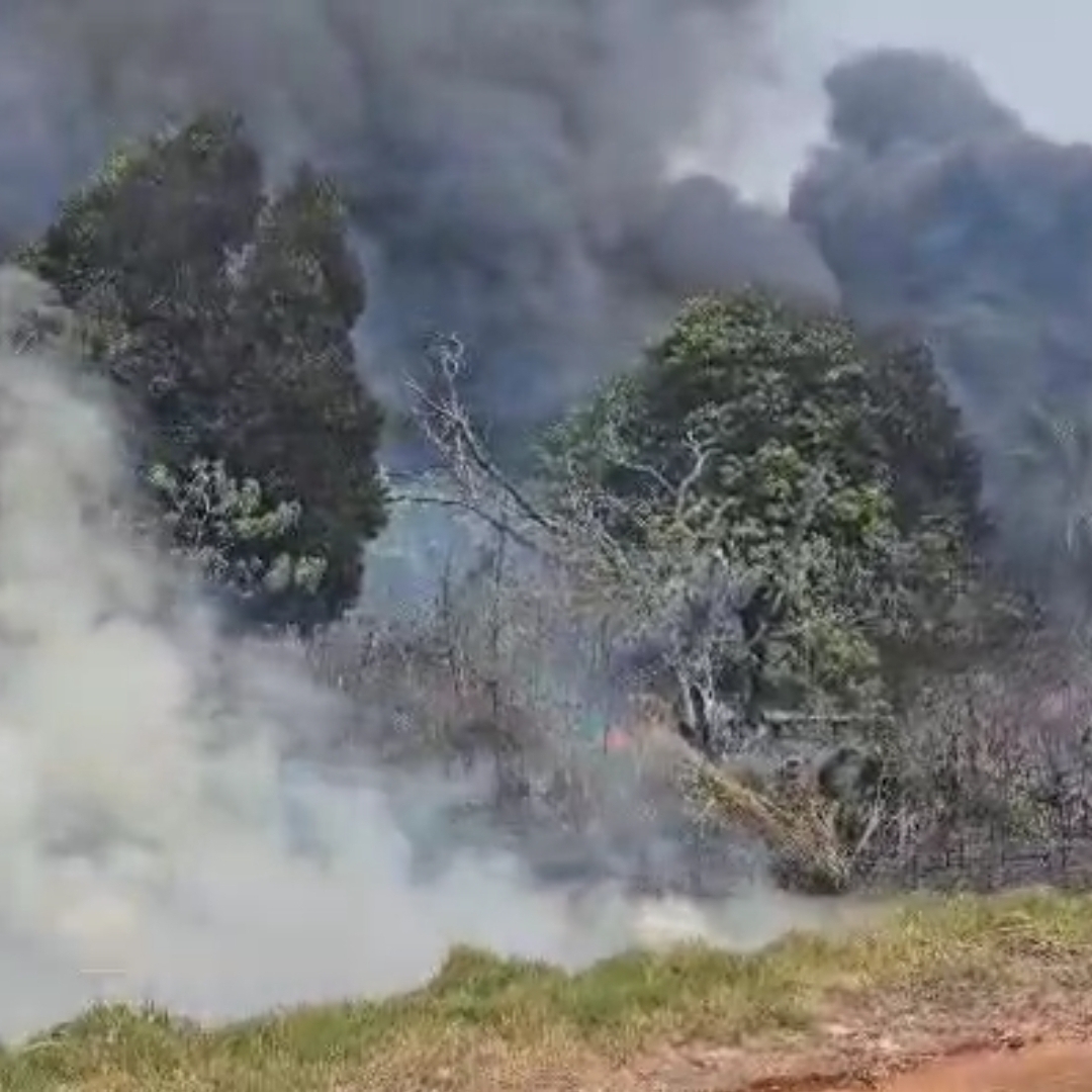 POLÍCIA MILITAR RESGATA IDOSA DURANTE INCÊNDIO EM CHÁCARA NA ZONA LESTE DE LONDRINA 