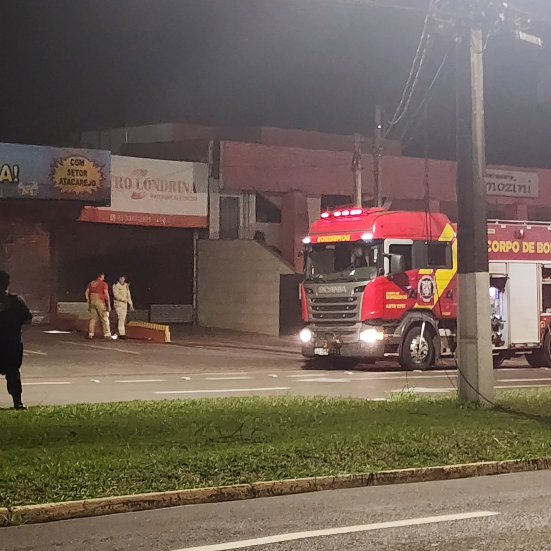 INCÊNDIO ATINGE LOJA DE PRODUTOS ALIMENTÍCIOS NA AVENIDA TIRADENTES