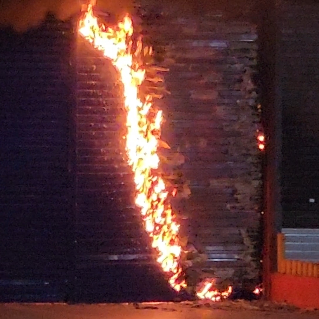 INCÊNDIO ATINGE LOJA DE PRODUTOS ALIMENTÍCIOS NA AVENIDA TIRADENTES