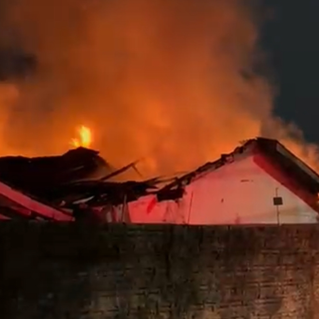 INCÊNDIO DESTRÓI CASA NA ZONA NORTE DE LONDRINA 