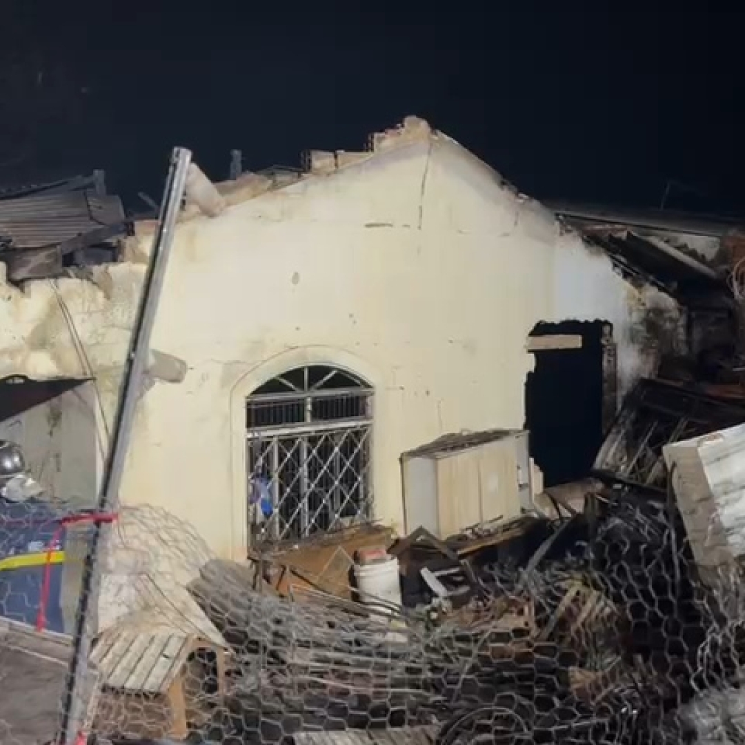 INCÊNDIO DESTRÓI CASA NA ZONA NORTE DE LONDRINA 