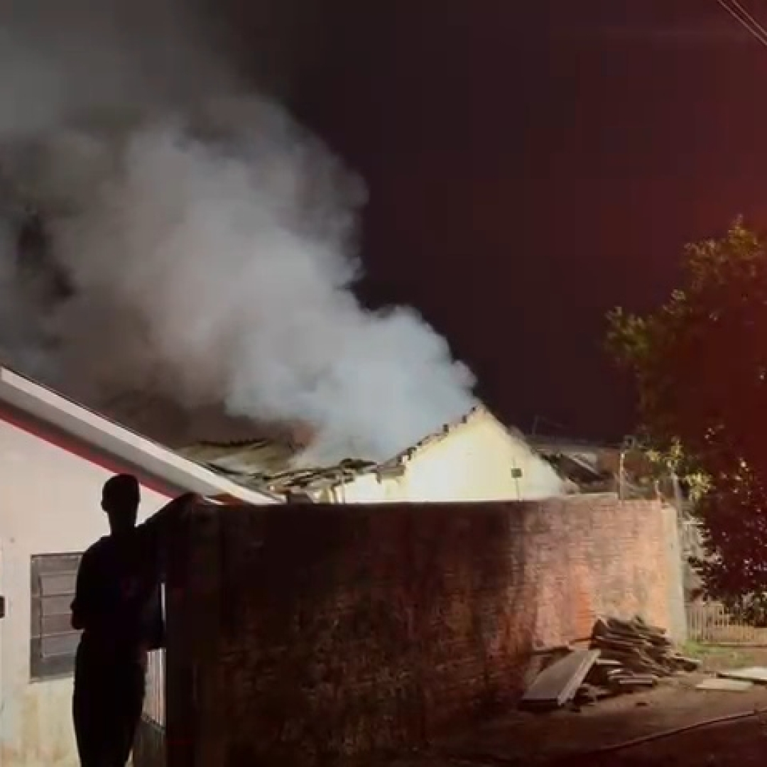 INCÊNDIO DESTRÓI CASA NA ZONA NORTE DE LONDRINA 