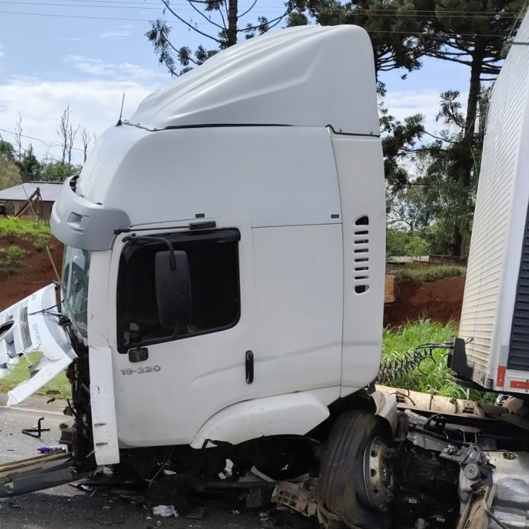 HOMEM MORRE APÓS COLISÃO FRONTAL NA PR-444 EM ARAPONGAS 