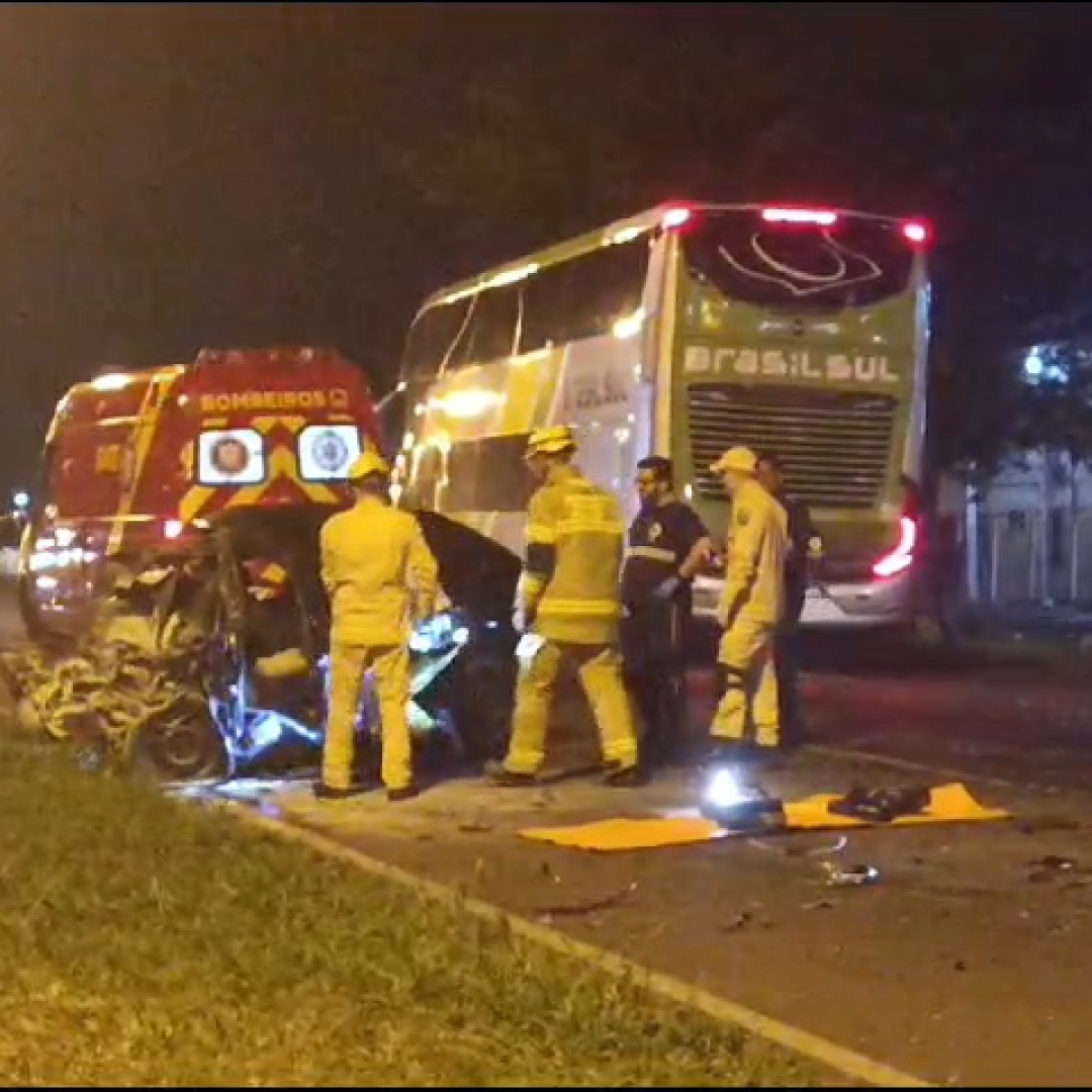 BATIDA FRONTAL ENTRE CARRO E ÔNIBUS DEIXA UM MORTO NA BR-369 EM CAMBÉ 