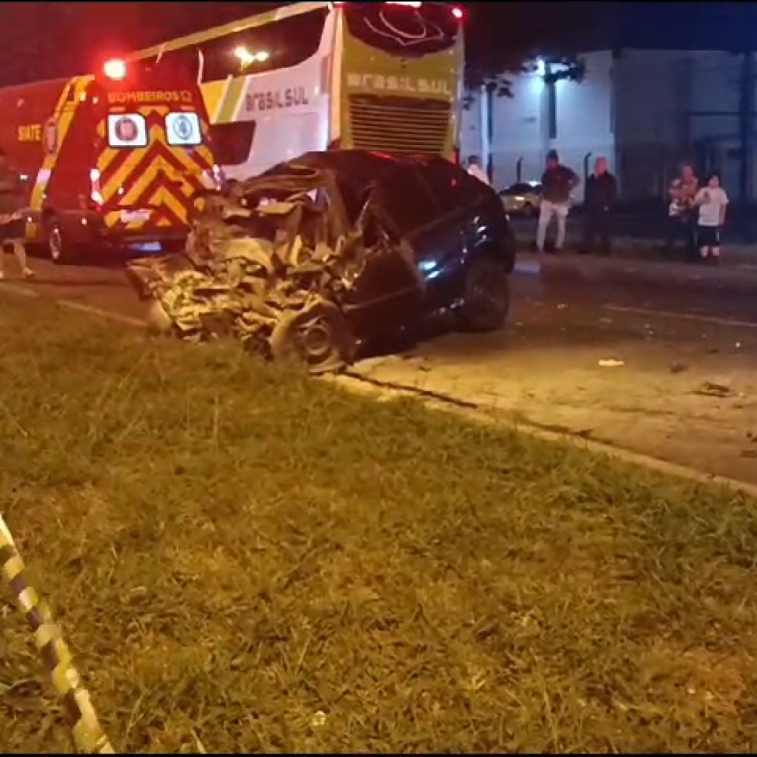 BATIDA FRONTAL ENTRE CARRO E ÔNIBUS DEIXA UM MORTO NA BR-369 EM CAMBÉ 