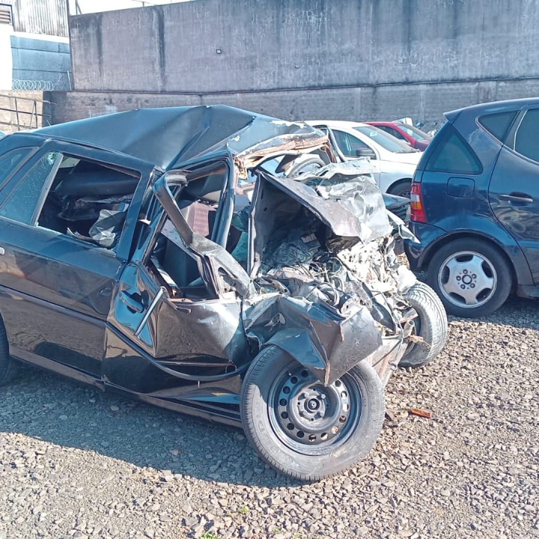 BATIDA FRONTAL ENTRE CARRO E ÔNIBUS DEIXA UM MORTO NA BR-369 EM CAMBÉ 