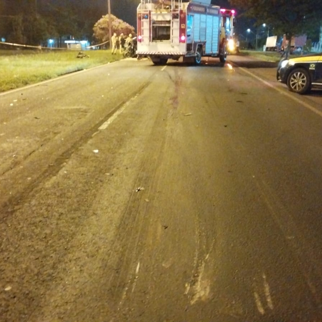 BATIDA FRONTAL ENTRE CARRO E ÔNIBUS DEIXA UM MORTO NA BR-369 EM CAMBÉ 