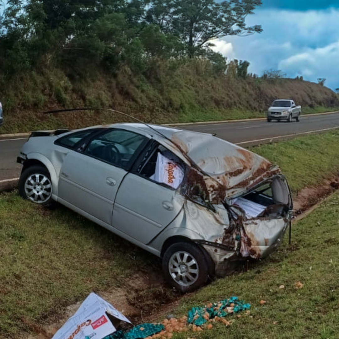 MOTORISTA FICA FERIDO APÓS CAPOTAR CARRO NA BR-369 ENTRE JATAIZINHO E URAÍ 