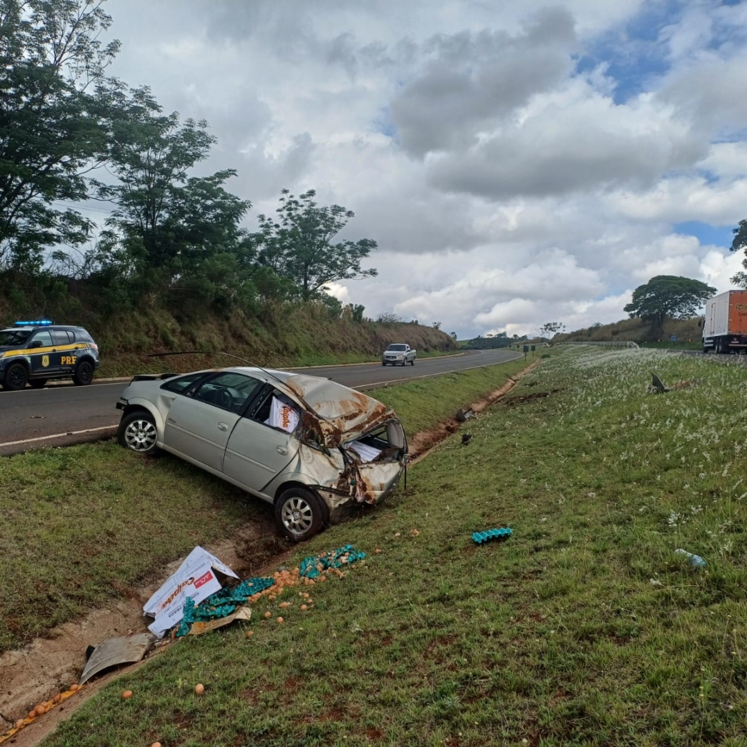 MOTORISTA FICA FERIDO APÓS CAPOTAR CARRO NA BR-369 ENTRE JATAIZINHO E URAÍ 