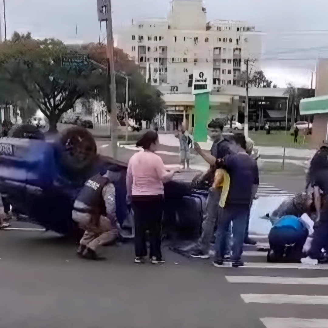 MULHER FICA FERIDA APÓS COLISÃO SEGUIDA DE CAPOTAMENTO NA AVENIDA DEZ DE DEZEMBRO 