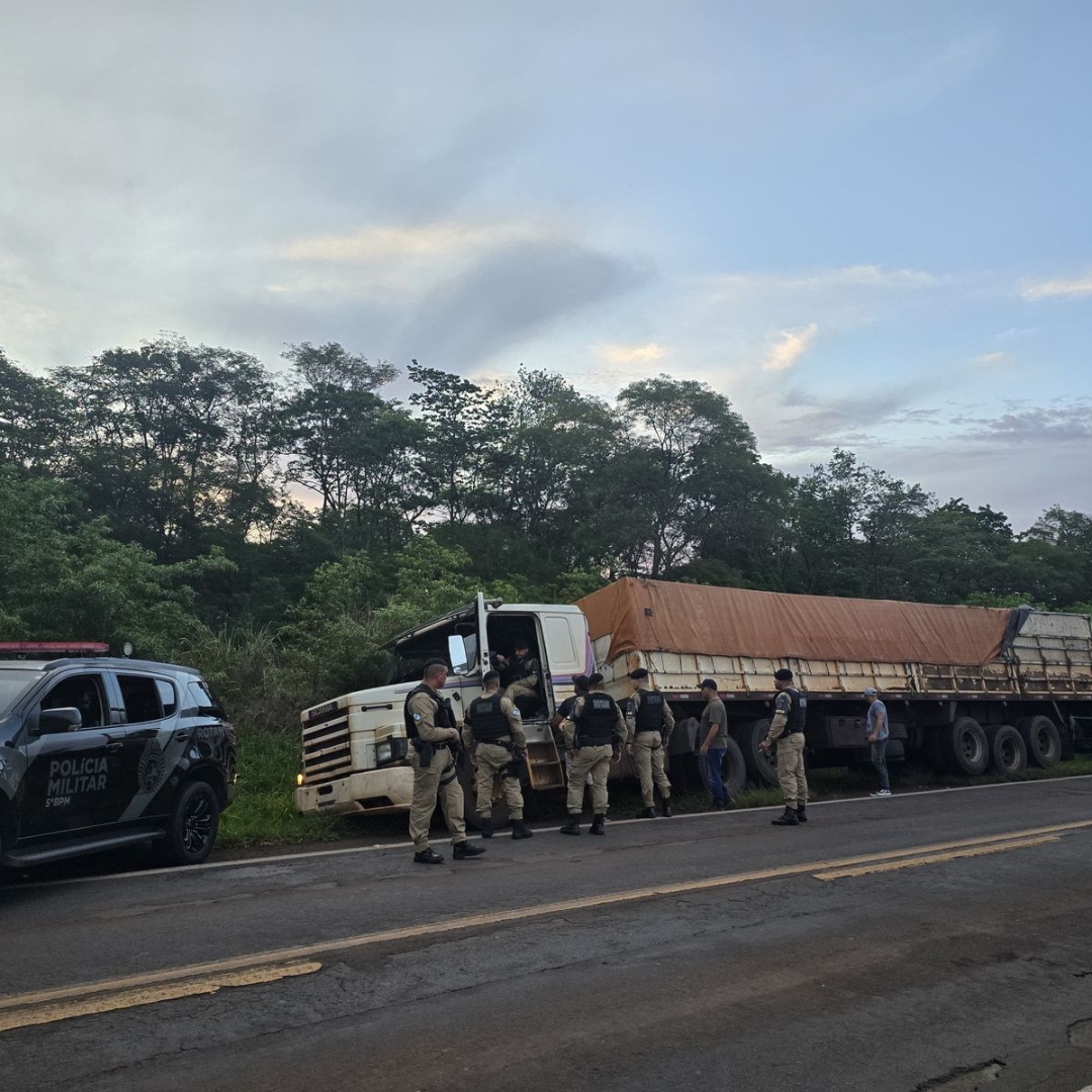 PM INTERCEPTA CARRETA CARREGADA COM CIGARROS CONTRABANDEADOS EM ROLÂNDIA