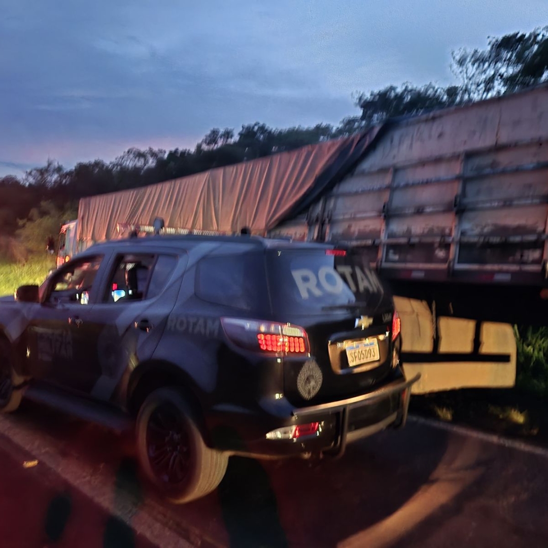 PM INTERCEPTA CARRETA CARREGADA COM CIGARROS CONTRABANDEADOS EM ROLÂNDIA