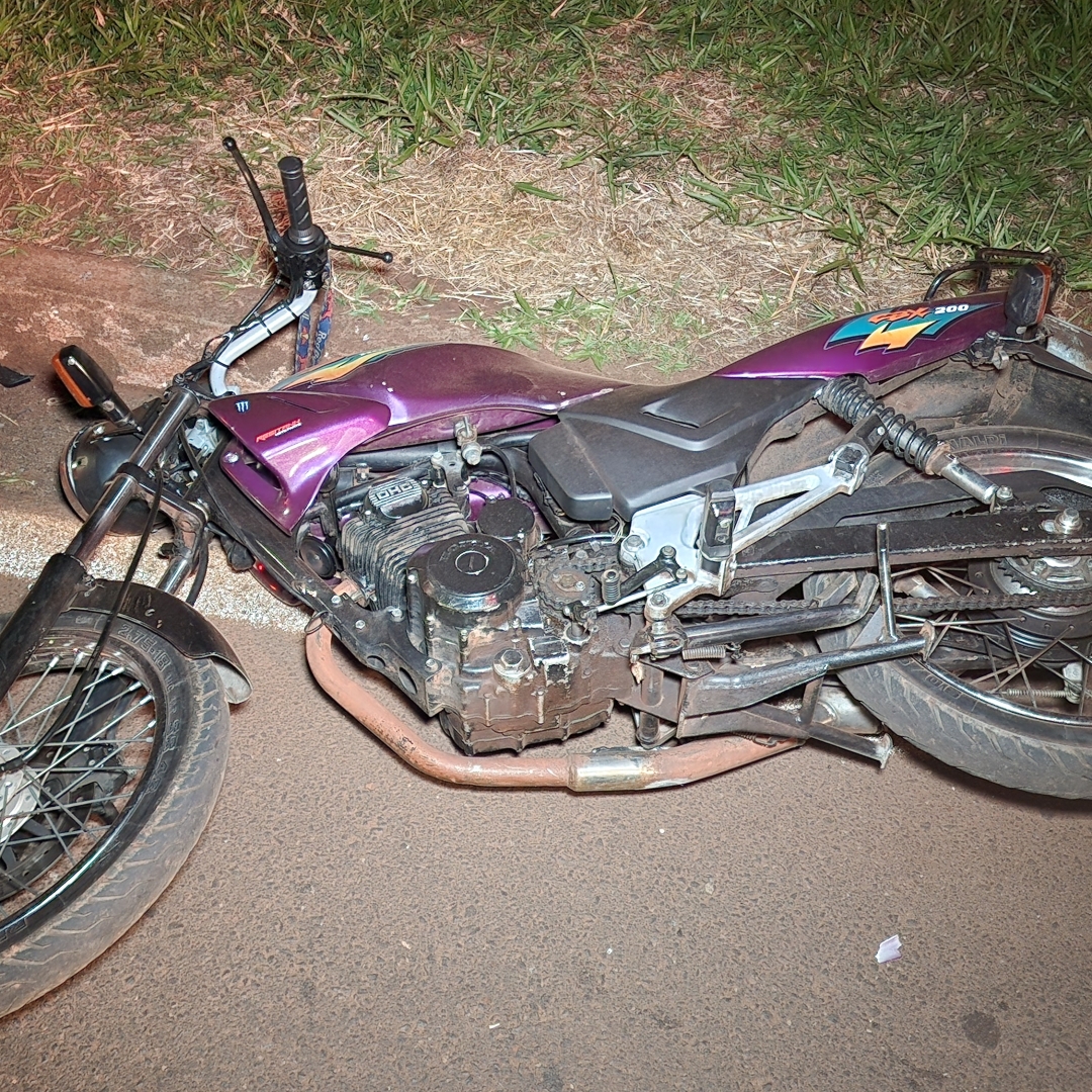 MOTOCICLISTA É ENCAMINHADO EM ESTADO GRAVE AO HOSPITAL APÓS BATER EM POSTE NA ZONA SUL DE LONDRINA 