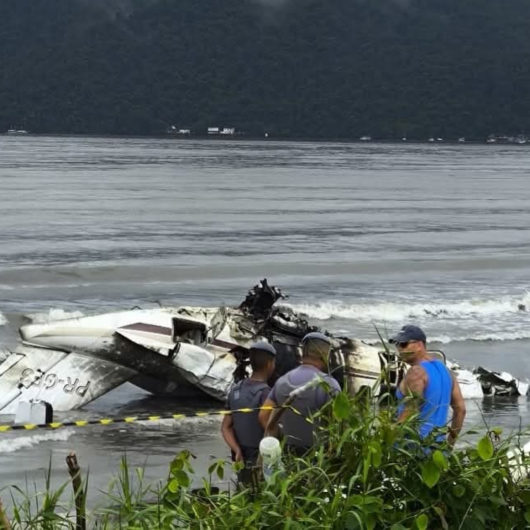 AVIÃO DE PEQUENO PORTE CAI NO LITORAL NORTE DE SÃO PAULO; PILOTO MORRE