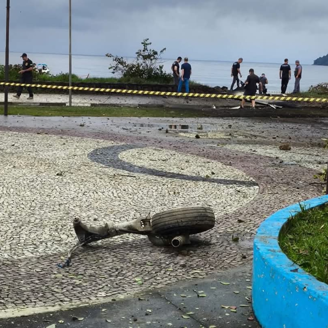 AVIÃO DE PEQUENO PORTE CAI NO LITORAL NORTE DE SÃO PAULO; PILOTO MORRE