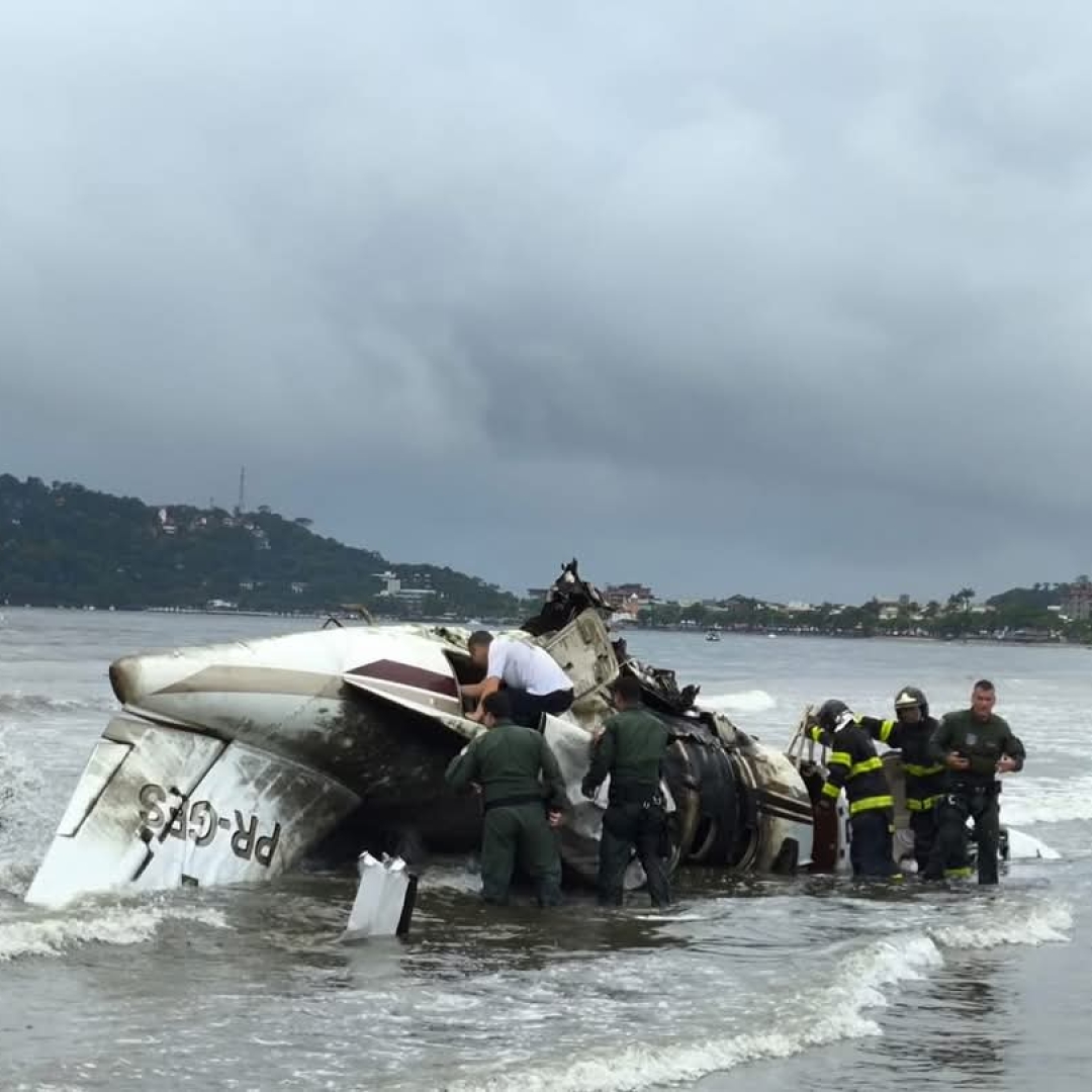 AVIÃO DE PEQUENO PORTE CAI NO LITORAL NORTE DE SÃO PAULO; PILOTO MORRE