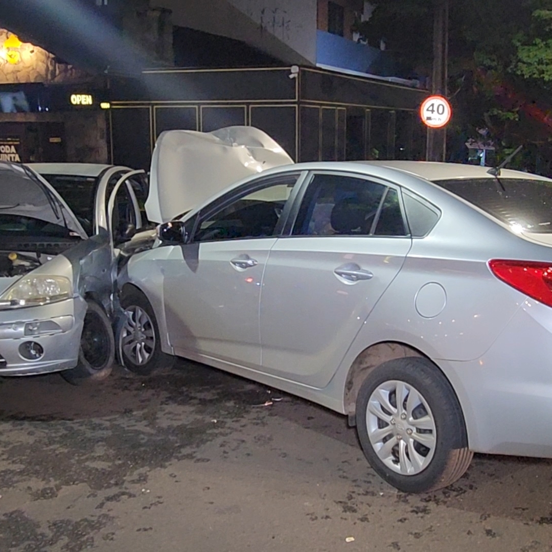 TRÊS PESSOAS FICAM FERIDAS APÓS COLISÃO NA ÁREA CENTRAL DE LONDRINA 