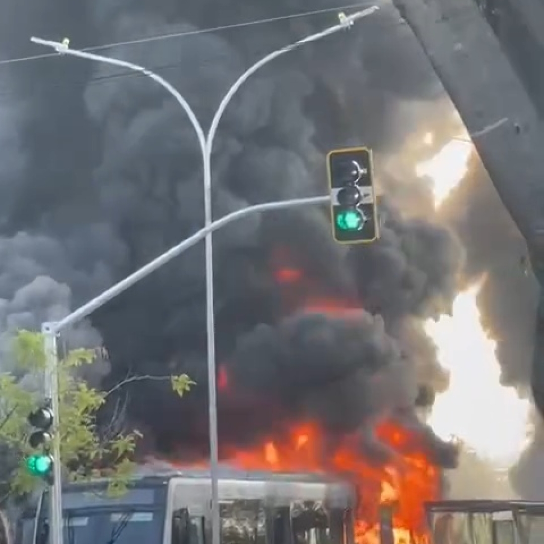 AVIÃO DE PEQUENO PORTE CAI NA BARRA FUNDA, EM SÃO PAULO, E DEIXA DOIS MORTOS