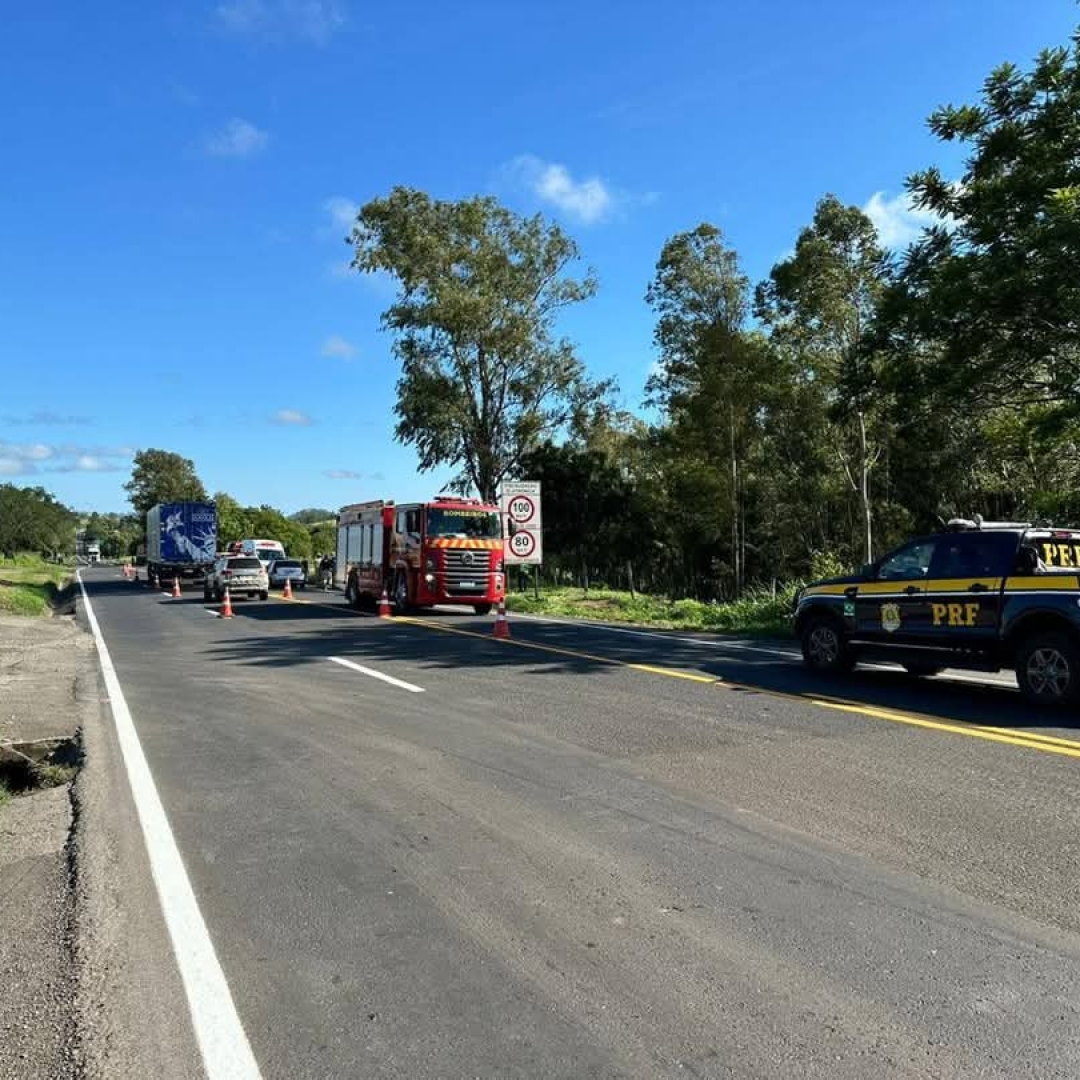 MOTORISTA MORRE APÓS BATER NA TRASEIRA DE CAMINHÃO NA BR-153, NO NORTE PIONEIRO DO PR