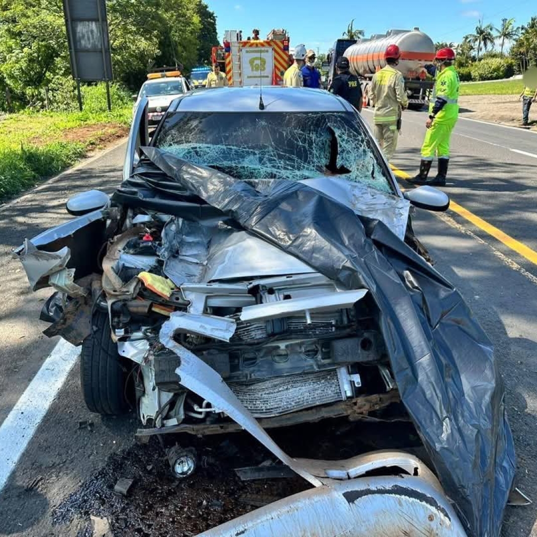 MOTORISTA MORRE APÓS BATER NA TRASEIRA DE CAMINHÃO NA BR-153, NO NORTE PIONEIRO DO PR