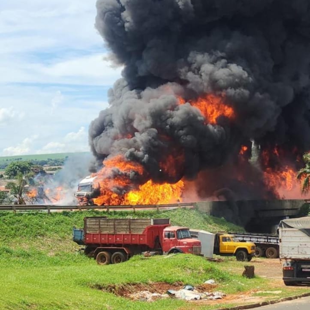 EXPLOSÃO DE CAMINHÃO-TANQUE DURANTE ACIDENTE INTERDITA PR-092 EM ARAPOTI