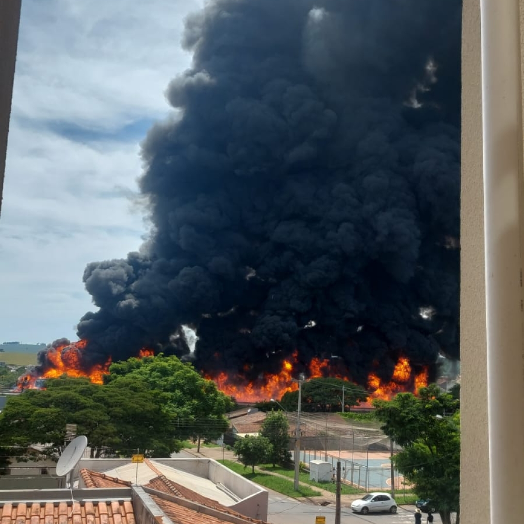 EXPLOSÃO DE CAMINHÃO-TANQUE DURANTE ACIDENTE INTERDITA PR-092 EM ARAPOTI