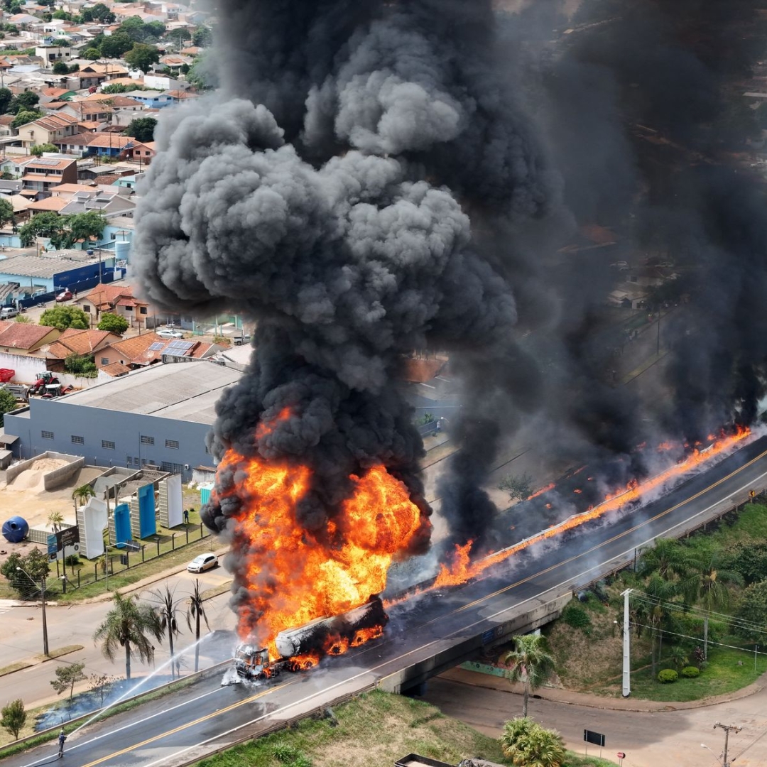 EXPLOSÃO DE CAMINHÃO-TANQUE DURANTE ACIDENTE INTERDITA PR-092 EM ARAPOTI