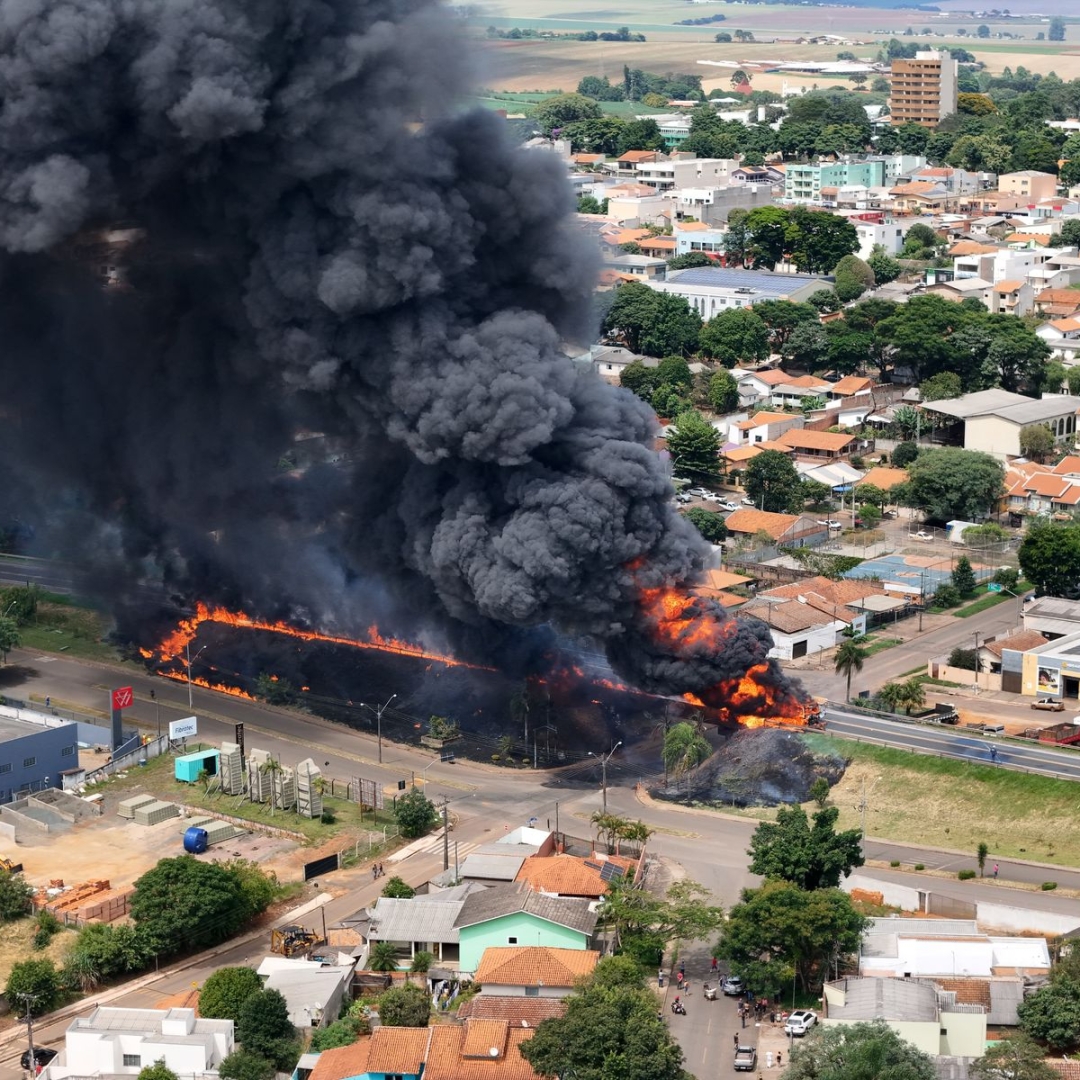 EXPLOSÃO DE CAMINHÃO-TANQUE DURANTE ACIDENTE INTERDITA PR-092 EM ARAPOTI