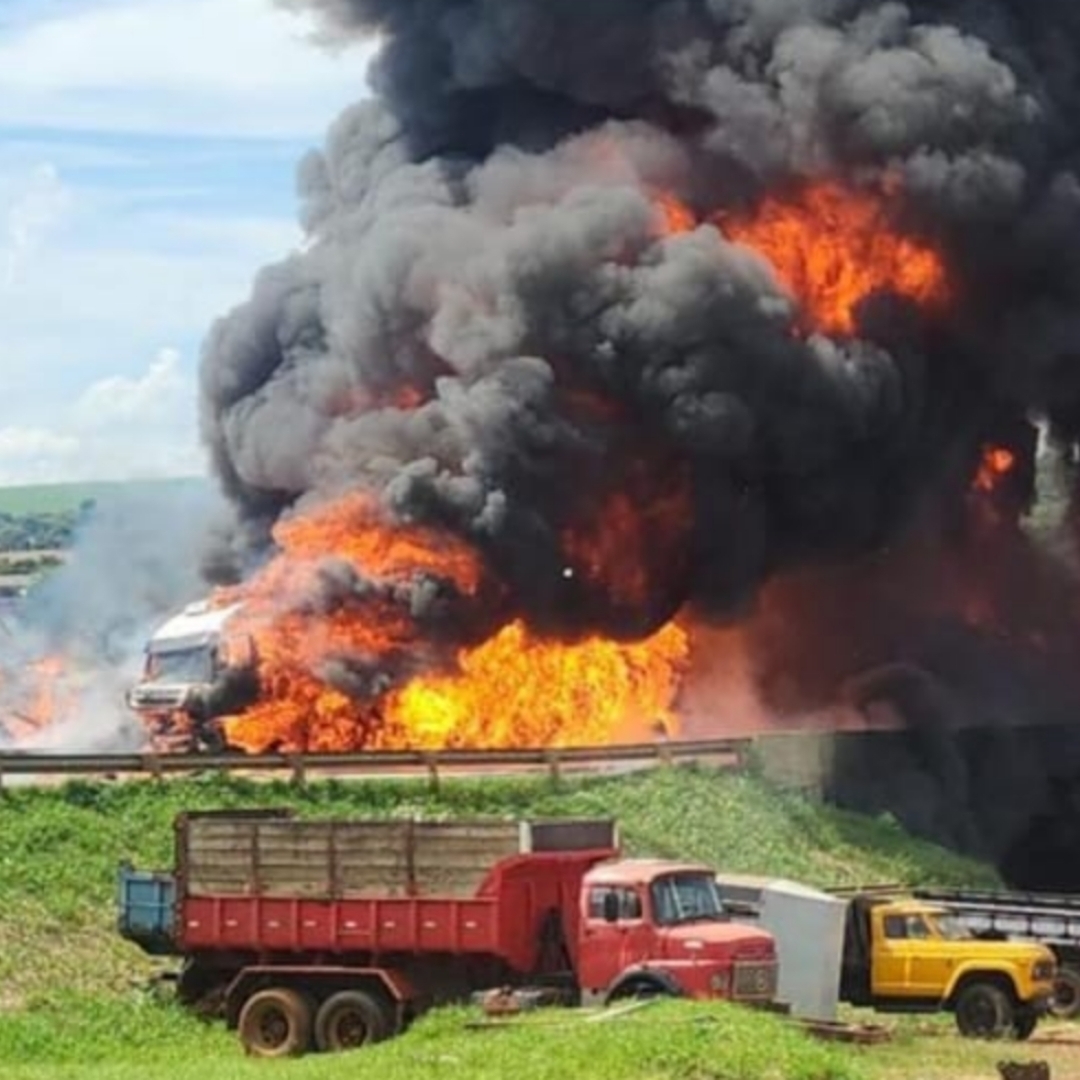 EXPLOSÃO DE CAMINHÃO-TANQUE DURANTE ACIDENTE INTERDITA PR-092 EM ARAPOTI