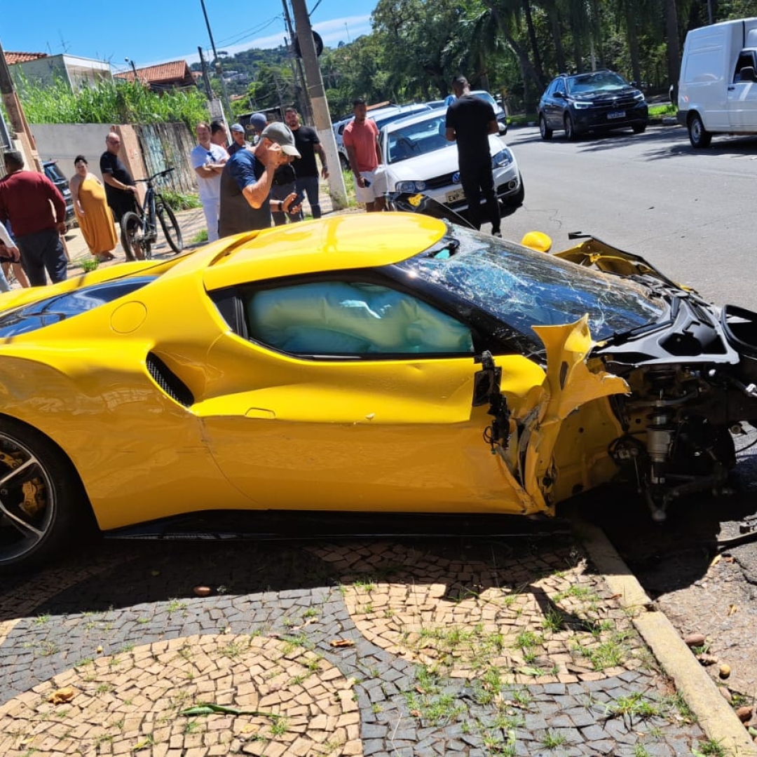 CARRO DE LUXO FICA DESTRUÍDO APÓS ACIDENTE EM SP