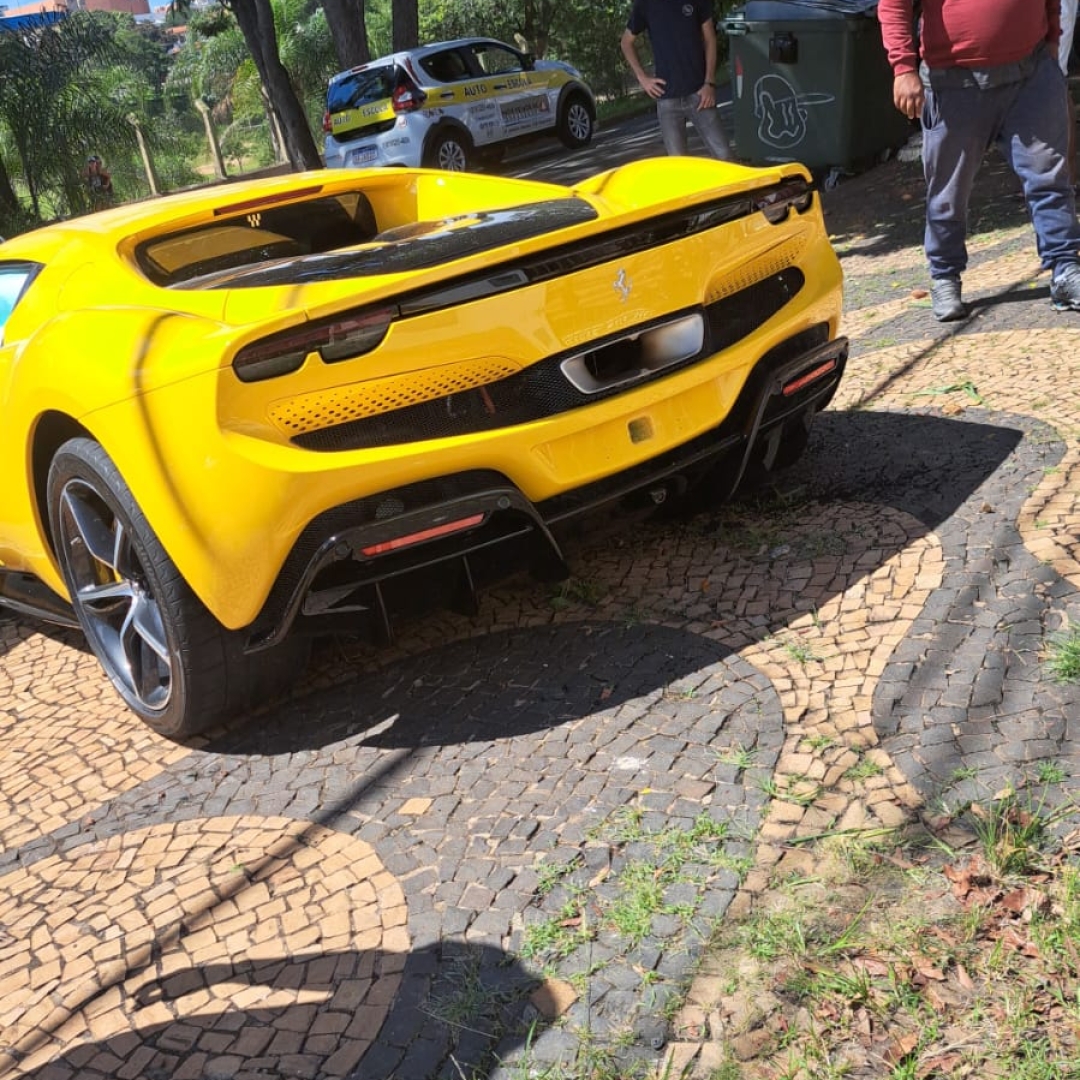 CARRO DE LUXO FICA DESTRUÍDO APÓS ACIDENTE EM SP