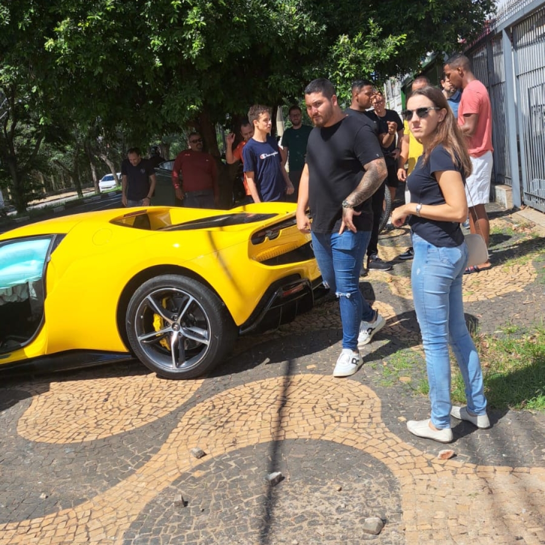 CARRO DE LUXO FICA DESTRUÍDO APÓS ACIDENTE EM SP