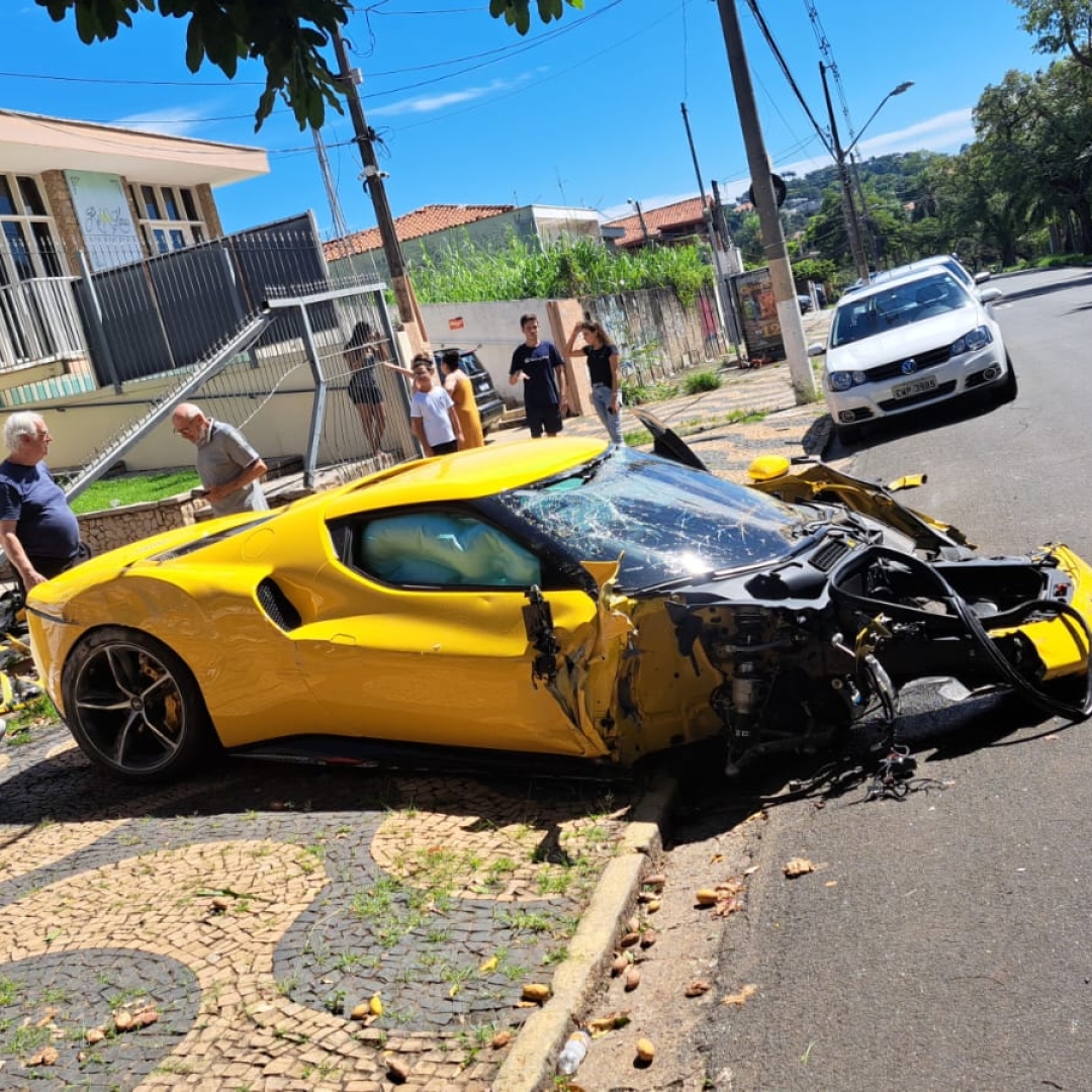 CARRO DE LUXO FICA DESTRUÍDO APÓS ACIDENTE EM SP