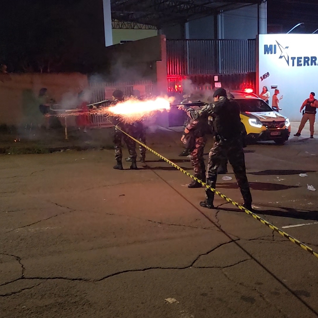 CONFRONTO ARMADO COM A PM TERMINA COM DOIS MORTOS EM LONDRINA; ÔNIBUS FORAM ATACADOS E POLÍCIA TENTA IDENTIFICAR AUTORES DE ATAQUE