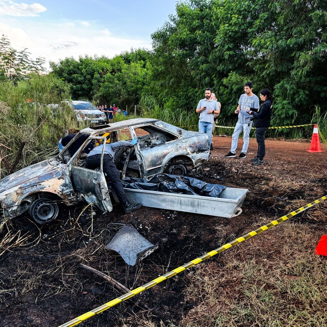 CORPO É ENCONTRADO CARBONIZADO DENTRO DE CARRO INCENDIADO NA ZONA NORTE DE LONDRINA