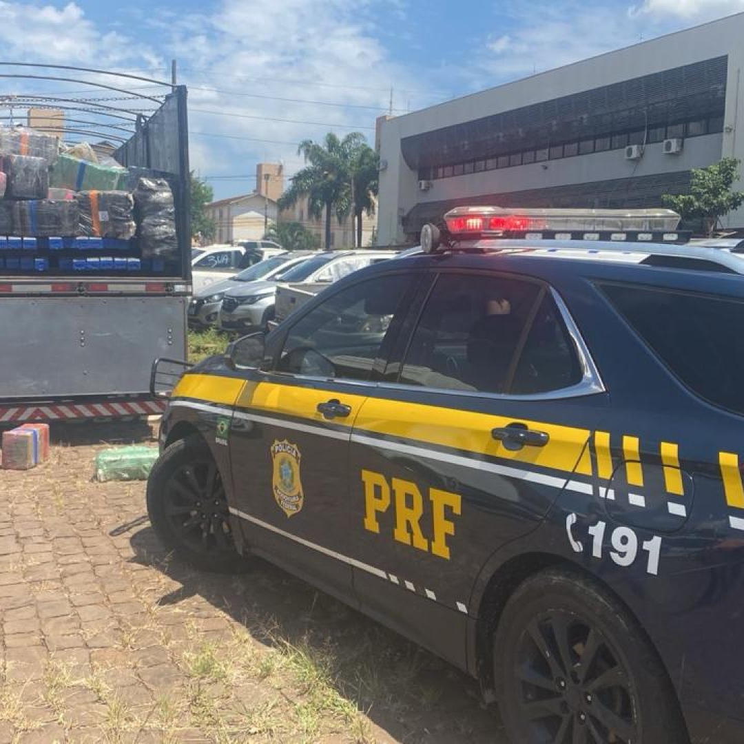 PRF APREENDE CARRETA CARREGADA COM MACONHA EM URAÍ 