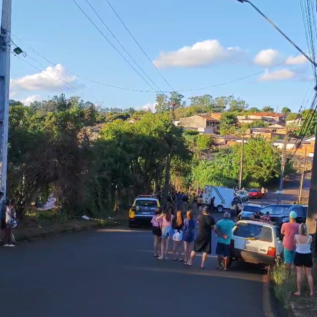 MOTOCICLISTA MORRE APÓS COLIDIR CONTRA POSTE EM CAMBÉ