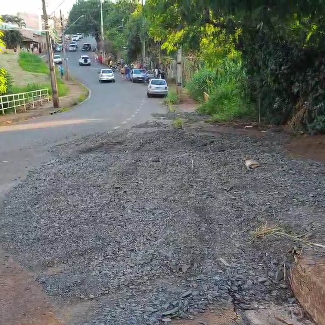 MOTOCICLISTA MORRE APÓS COLIDIR CONTRA POSTE EM CAMBÉ