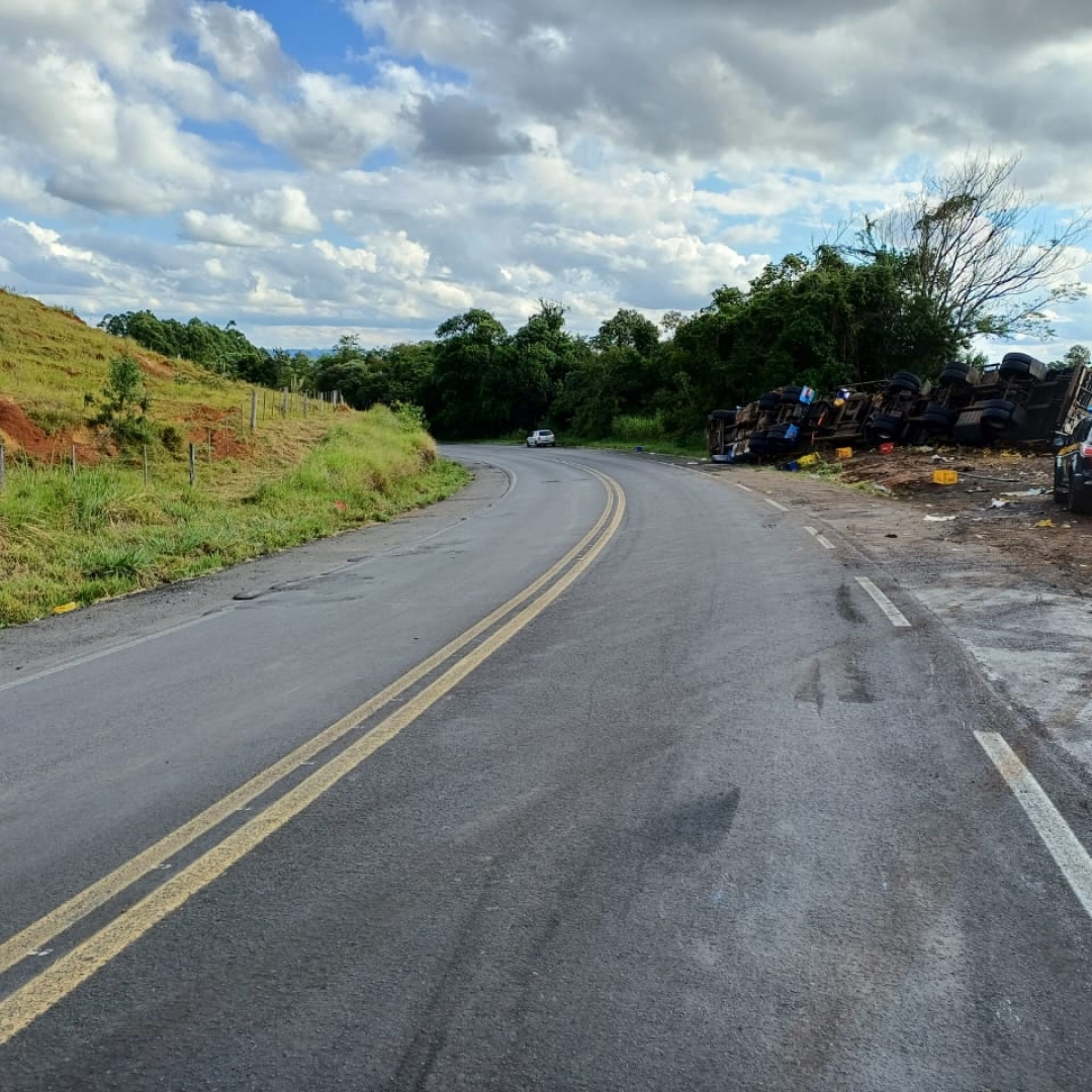 CARRETA CARREGADA COM CERVEJA TOMBA NA BR-153 EM IBAITI, E CARGA É SAQUEADA