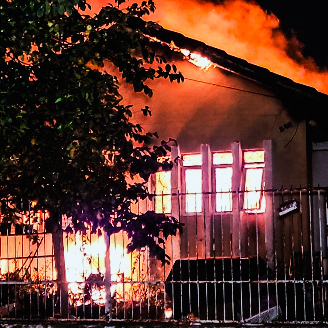 INCÊNDIO DESTRÓI RESIDÊNCIA DURANTE A MADRUGADA NO JARDIM BANDEIRANTES EM LONDRINA
