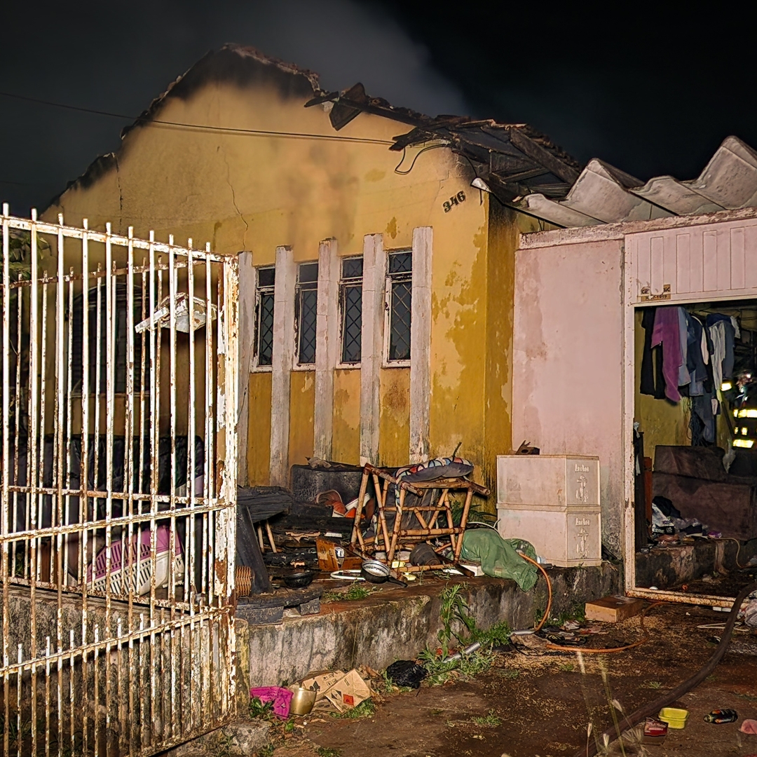 INCÊNDIO DESTRÓI RESIDÊNCIA DURANTE A MADRUGADA NO JARDIM BANDEIRANTES EM LONDRINA
