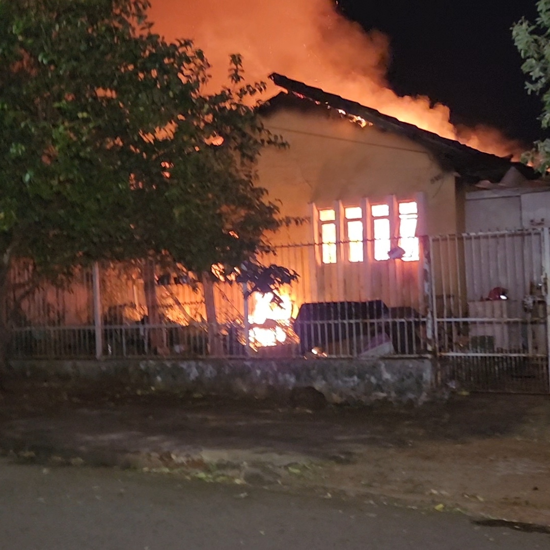 INCÊNDIO DESTRÓI RESIDÊNCIA DURANTE A MADRUGADA NO JARDIM BANDEIRANTES EM LONDRINA