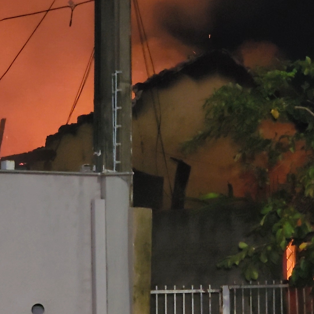 INCÊNDIO DESTRÓI RESIDÊNCIA DURANTE A MADRUGADA NO JARDIM BANDEIRANTES EM LONDRINA
