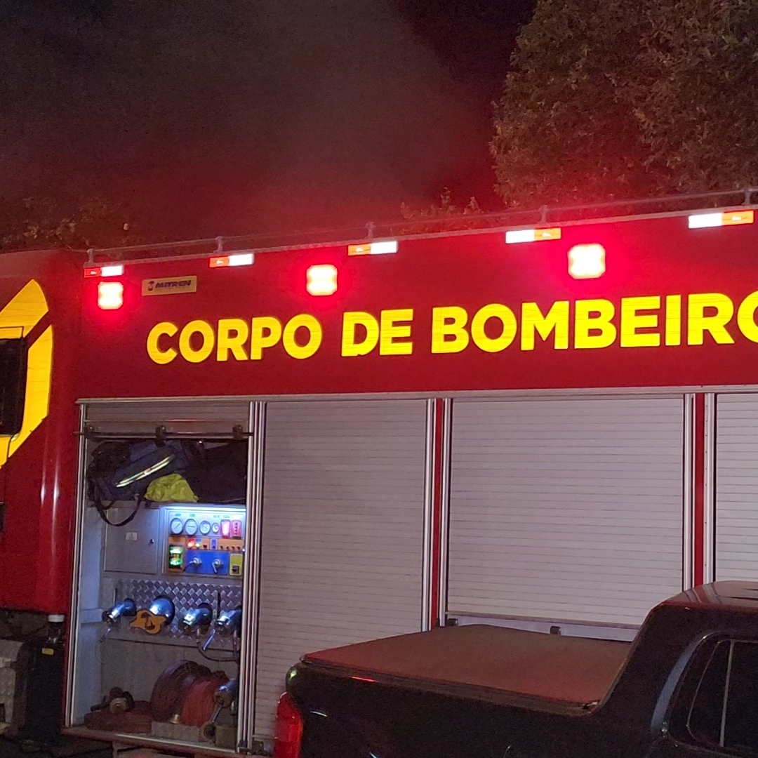 INCÊNDIO DESTRÓI RESIDÊNCIA DURANTE A MADRUGADA NO JARDIM BANDEIRANTES EM LONDRINA