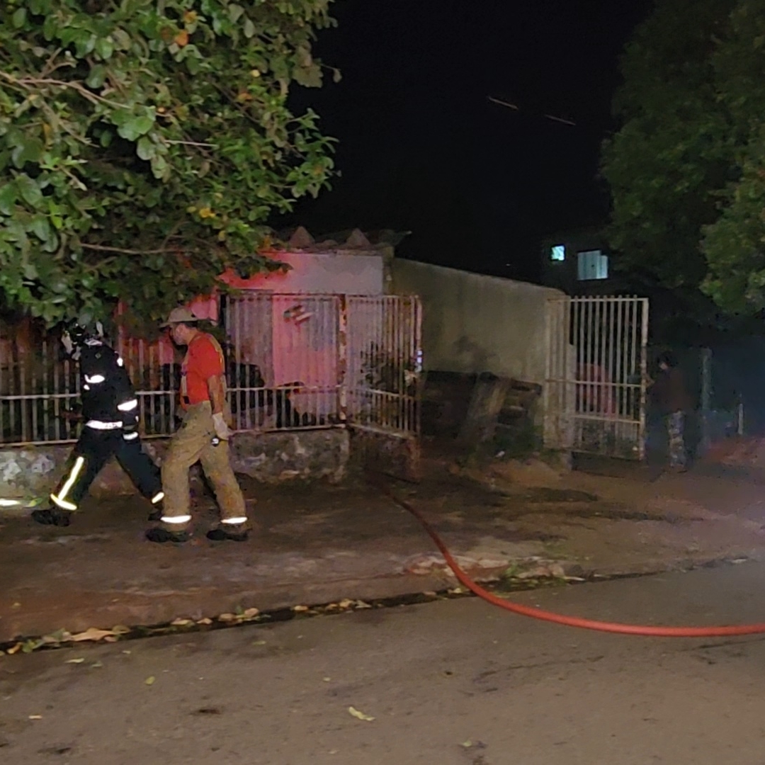 INCÊNDIO DESTRÓI RESIDÊNCIA DURANTE A MADRUGADA NO JARDIM BANDEIRANTES EM LONDRINA